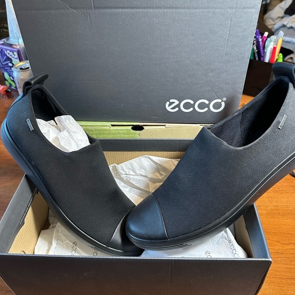 WOMEN’S ECCO ‘sneaker shoe’ Size 41 euro (10 US) Wide width. NEVER WORN
$20 - Picture 4 of 8